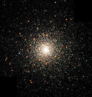 一個在黑暗宇宙中明亮發光的密集星團。 — 星星 壁紙
