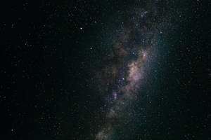 黑暗夜空中的銀河系，帶有星星和宇宙塵埃