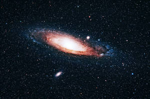 一個在深空中帶有發光旋臂和散落恆星的螺旋星系。
