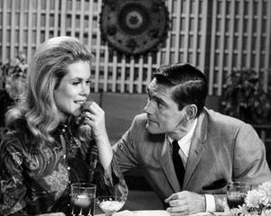 一對男女在1960年代的餐廳中共進晚餐，進行親密交談。