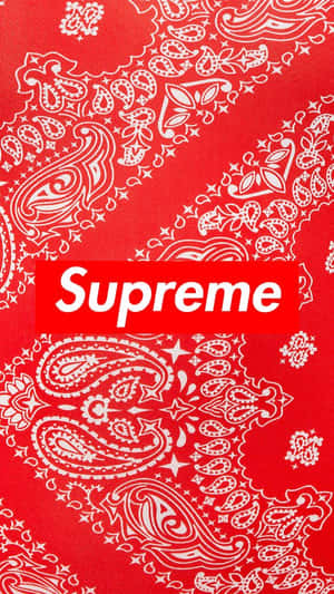 帶有白色佩斯利圖案和中央Supreme標誌的紅色頭巾。