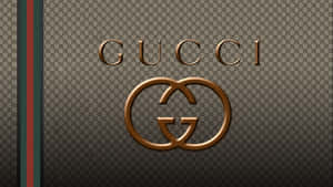 金色 Gucci 標誌在字母組合背景上，帶有彩色條紋。