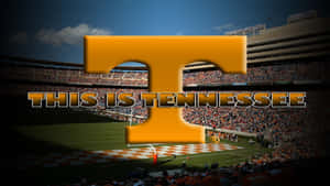 大型橙色T標誌，帶有文字This Is Tennessee，位於擁擠的足球場上方。