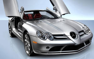 銀色 Mercedes SLR McLaren 在工作室環境中打開鷗翼門。