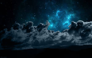 暗雲環繞著發光的藍色星雲和星星，點綴在夜晚的山脈剪影之上。 — 唯美雲朵動態 壁紙