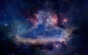 在深空中閃耀著星星的鮮豔宇宙星雲。
