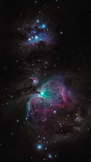 在星空中閃耀著藍色和粉紅色色調的鮮豔宇宙星雲。 — 星雲 壁紙