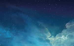 帶有發光藍色和藍綠色星雲及宇宙雲的星空夜景。 — 月色夜空 壁紙