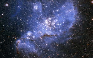 鮮豔的藍色星雲，明亮的星星散落在黑暗的宇宙中。 — 夜空 壁紙