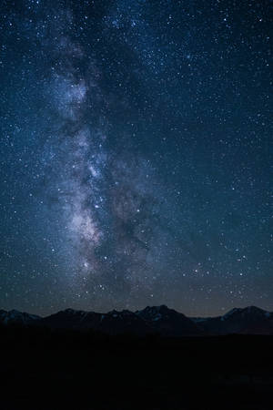 夜間黑暗山脈剪影上的銀河系 — 夜晚 GIF 壁紙