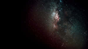深空中帶有粉紅色和藍綠色星雲的銀河系
