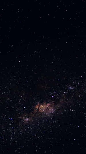 銀河系在黑暗的夜空中閃爍著紫色和金色的星星。 — 夜空 壁紙