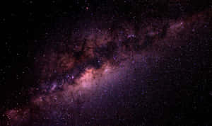 銀河系，帶有紫色和粉紅色的宇宙雲層以及夜空中無數的星星 — 銀河系 壁紙