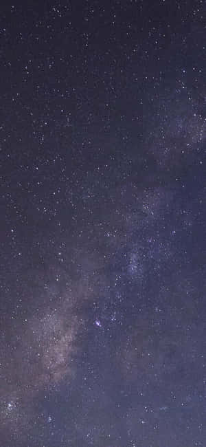 在黑暗夜空中帶有密集星團和宇宙塵埃的銀河系。 — iPhone 17 壁紙