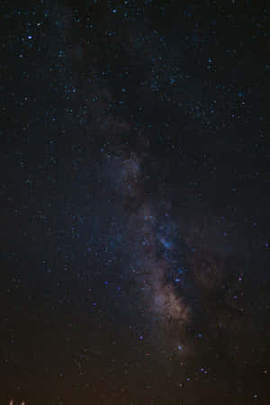 在深靛藍色天空上，密集星場的銀河系。 — 月色夜空 壁紙
