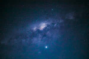 銀河系在深紫色和藍色的夜空中閃耀，佈滿了星星。 — 星空 壁紙