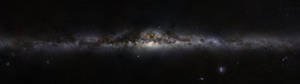 銀河系在佈滿星星的夜空中帶有發光的星雲和黑暗的塵埃帶。 — 寬螢幕 壁紙
