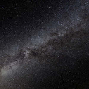 銀河系在黑暗的夜空中閃耀著星星。 — iPad Pro 12.9 壁紙