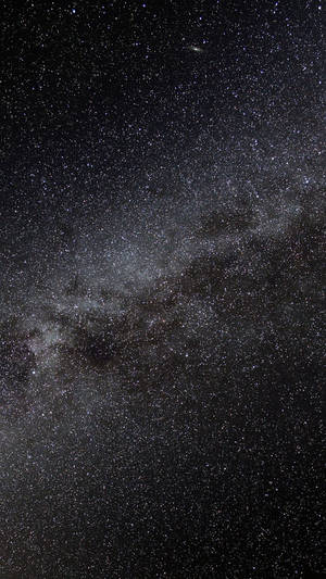銀河系在夜空中呈現密集的星場和宇宙塵埃雲 — 太空 壁紙