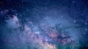 銀河系在黑暗的夜空中閃耀著星雲和無數星星。 — 淺紫色美學動態圖 壁紙