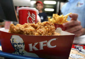 餐廳內KFC炸雞和薯條配可口可樂杯的特寫。