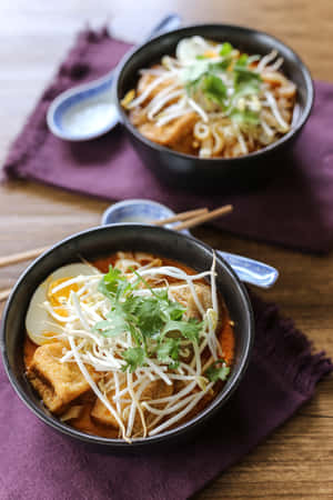 兩碗湯麵，配有豆腐、豆芽和香菜，放在木桌上。 — 美食 壁紙