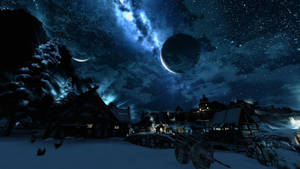星空下被雪覆蓋的村莊，有一彎新月和一顆巨大的行星。