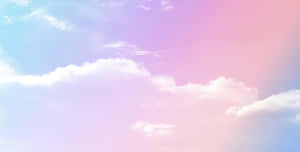 粉彩色嘅雲朵喺平靜嘅漸變天空中漂浮。