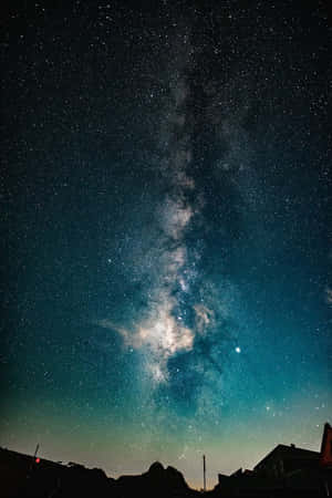 銀河系在星空下閃耀於黑暗的屋頂和山丘之上。 — 夜空 壁紙