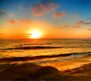 夕陽下的海洋，沙灘上的海浪，色彩繽紛的天空