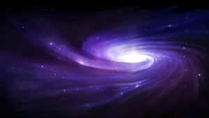 在黑暗的宇宙背景下，一個充滿恆星的發光紫色螺旋星系。