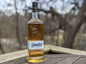 戶外木桌上的一瓶 el Jimador 龍舌蘭酒 añejo。