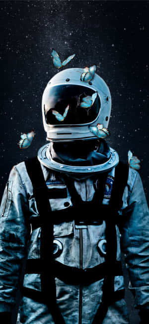 太空人身穿太空衣，在星空背景下被藍色蝴蝶環繞。