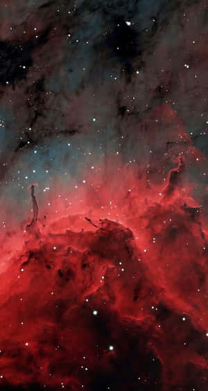 深空中帶有星星的戲劇性紅色星雲