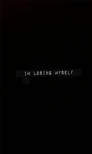 黑色背景上，撕裂的黑色條帶以白色像素字體顯示「IM LOSING MYSELF」。