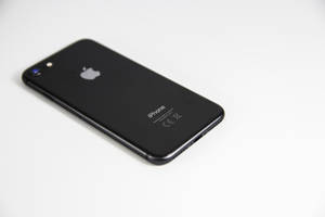 白色背景上的黑色 iPhone 7，標誌和相機可見 — iPhone 鎖定畫面 GIF 壁紙