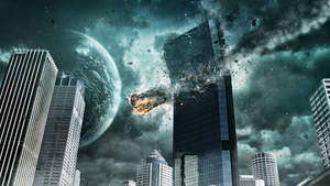 一座城市摩天大樓爆炸，流星穿過天空，暴風雲後可見一顆行星。