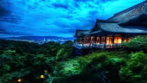一座發光的日本寺廟在暮色中隱藏在綠樹之間，俯瞰城市。