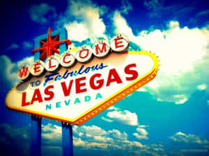 Welcome to Fabulous Las Vegas Nevada 標誌襯托著晴朗的藍天和白雲。