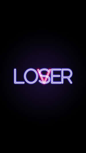 霓虹燈牌在深色背景上以紫色和粉紅色顯示「LOSER」。 — 9:16 壁紙