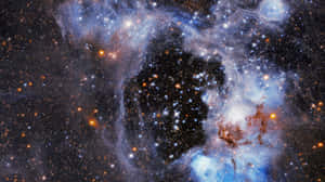 充滿活力的宇宙星雲，帶有發光的氣體雲和密集的星場。 — 太空 壁紙