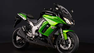 綠色和黑色Kawasaki Ninja 400運動電單車在工作室燈光下。