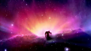 充滿活力的宇宙星雲，帶有紫色、粉紅色和金色的雲朵和星星，並有黑暗剪影。