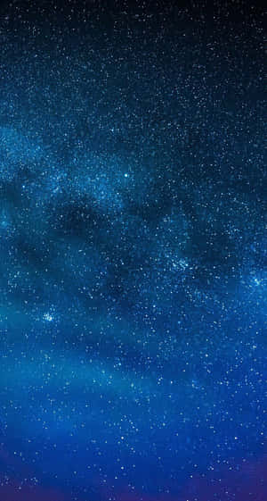廣闊的藍色星空，帶有宇宙塵埃和發光的星星。