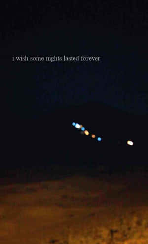 田野上空的夜空，遠處有五彩繽紛的光線，以及希望夜晚永遠持續的文字