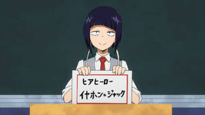 紫髮動漫女孩在黑板前舉著牌子。