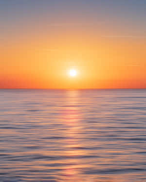 平靜海面上的日落，金色倒影
