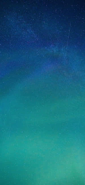 帶有藍綠色和藍色漸變以及微弱流星軌蹟的星空夜晚。 — iPhone 17e 壁紙