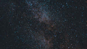 銀河系，在深空中擁有密集的星團和宇宙塵埃。 — 月色夜空 壁紙