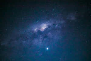銀河系在黑暗的夜空中閃耀著星星。 — 藍天 壁紙